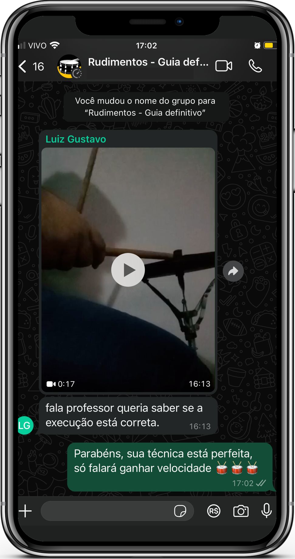 Iphone mostrando um grupo de whatsapp onde os alunos enviam seus vídeos para o professor analisar