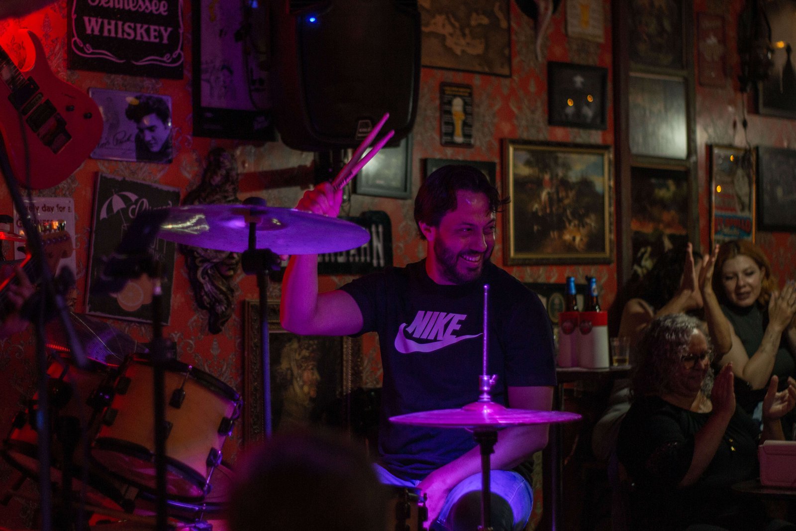 Aulna iniciante de bateria tocando em Londrina na sua primeira apresentaçao de bateria.
