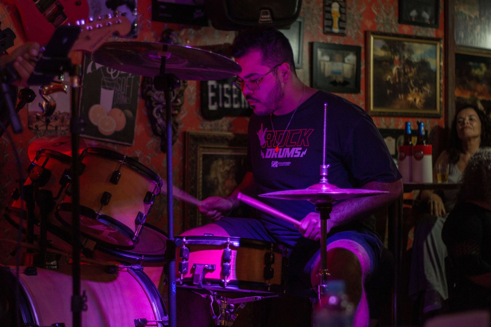 Aula de bateria em Londrina tocando em uma apresentação.