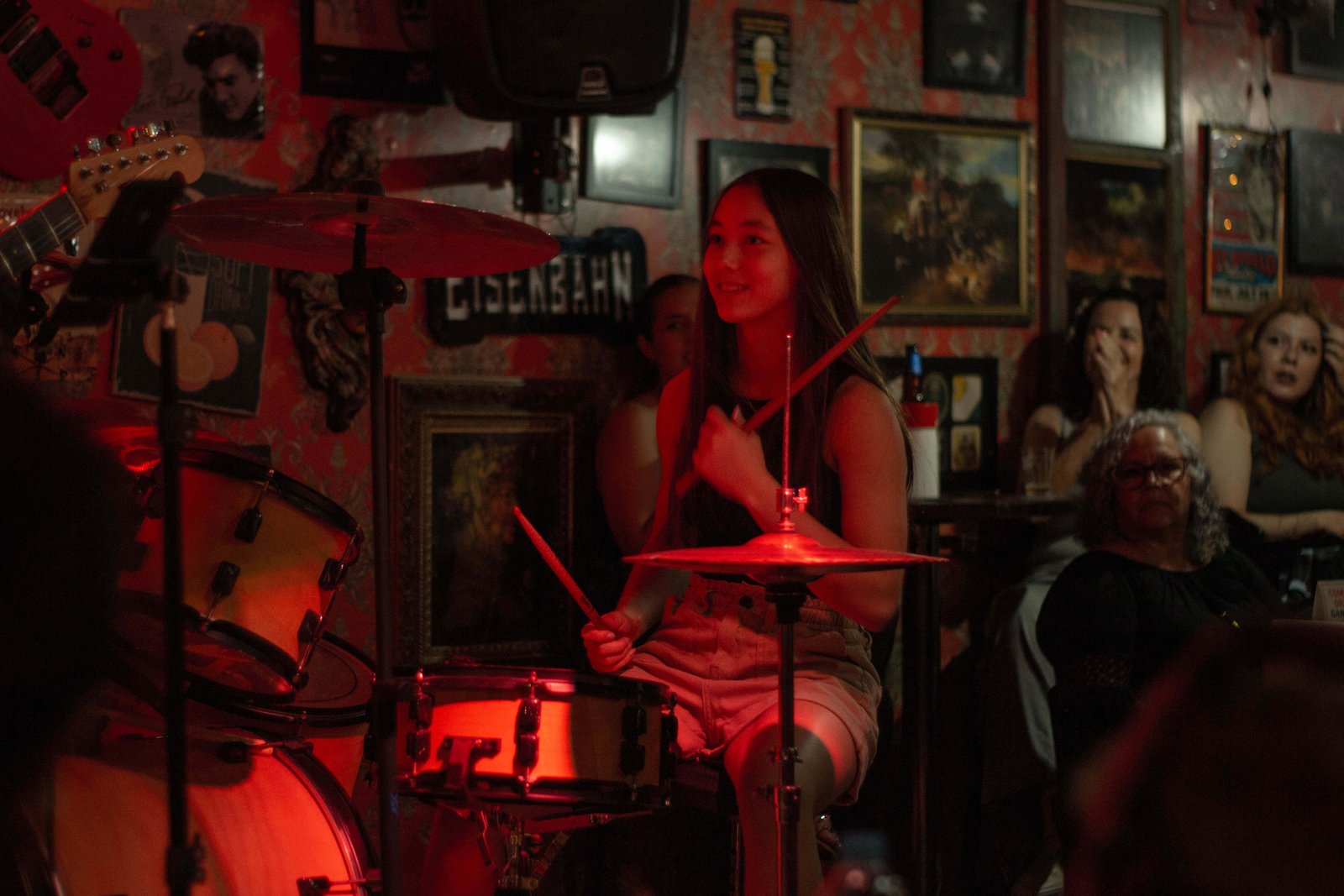 Banda inteira formada por vários alunos de música se apresentando no centro de Londrina.