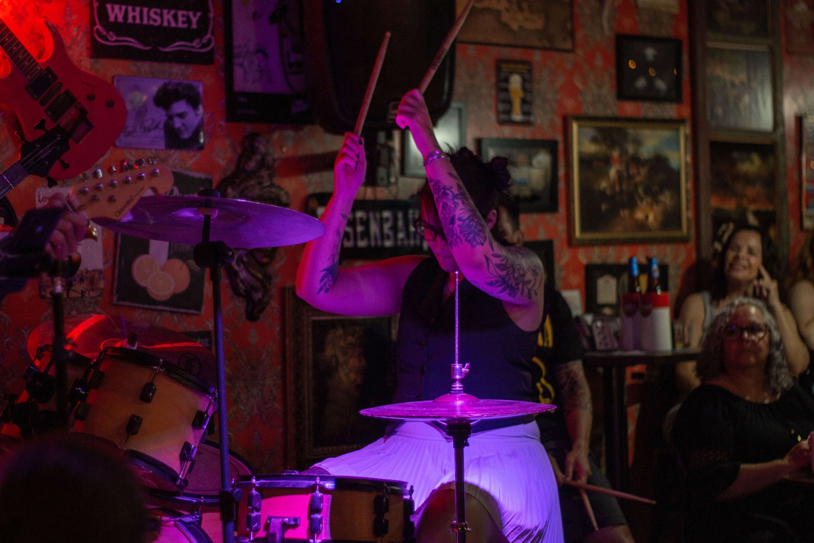 Aluno tocando bateria em uma apresentação em Londrina.